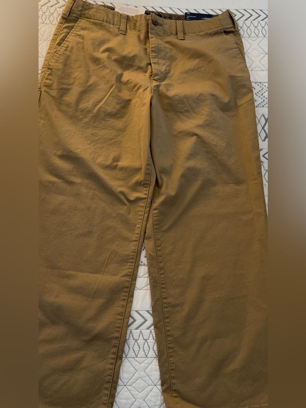 American eagle lived in loose fit men’s khakis 34/30